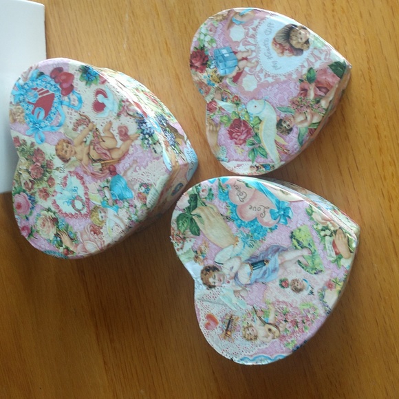 Avon heartfelt sentiments gift box with pierced earrings. 3 nesting heart boxes - Picture 3 of 7